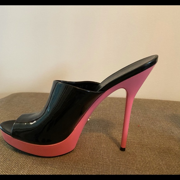 Gucci - Picture 1 of 7